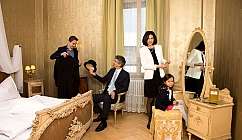 Quattro persone in una camera elegante con mobili antichi e decorazioni dorate