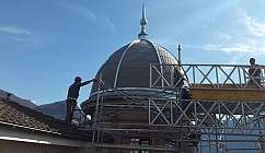 Ouvriers au travail sur un dôme en cours de restauration.