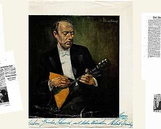 Un artista suona la balalaika, circondato da articoli di giornale.