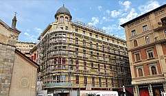 Façade d'un hôtel avec des échafaudages dans une place.