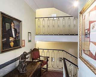 Scala con opere d'arte e scultura in un ambiente raffinato.