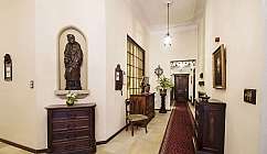 Elegante corridoio con decorazioni