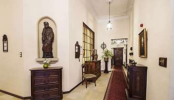 Elegante corridoio con decorazioni