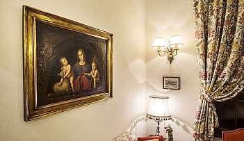 Interno con dipinto religioso