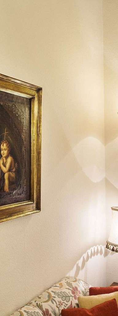 Interno con dipinto religioso