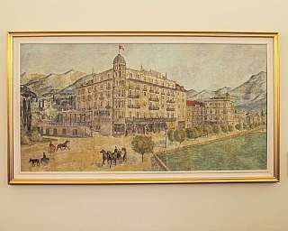 Rappresentazione di un hotel con cavalli e paesaggio montano.