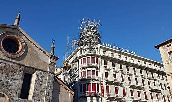 Vue d'un hôtel en rénovation à côté d'une église.