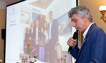 Roberto Schmid pronuncia il discorso con proiezione della famiglia