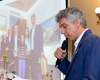 Roberto Schmid pronuncia il discorso con proiezione della famiglia