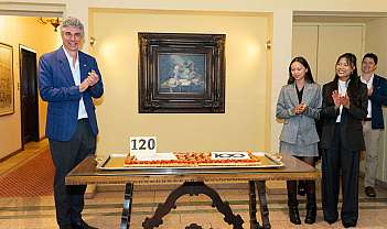 Roberto, Aurelia e Nok Schmid con la torta dei 120 anni dell'Hotel