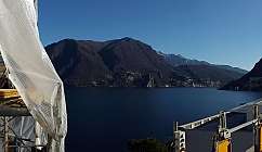 Scène d'un chantier avec vue sur un lac et des montagnes.