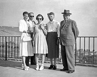 Cinque persone sorridenti in un'escursione panoramica.