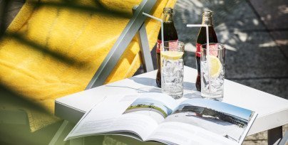 A magazine and two cola in the garden