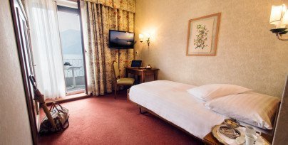 Single bedroom with lake view in the International au Lac Historic Lakeside Hotel
