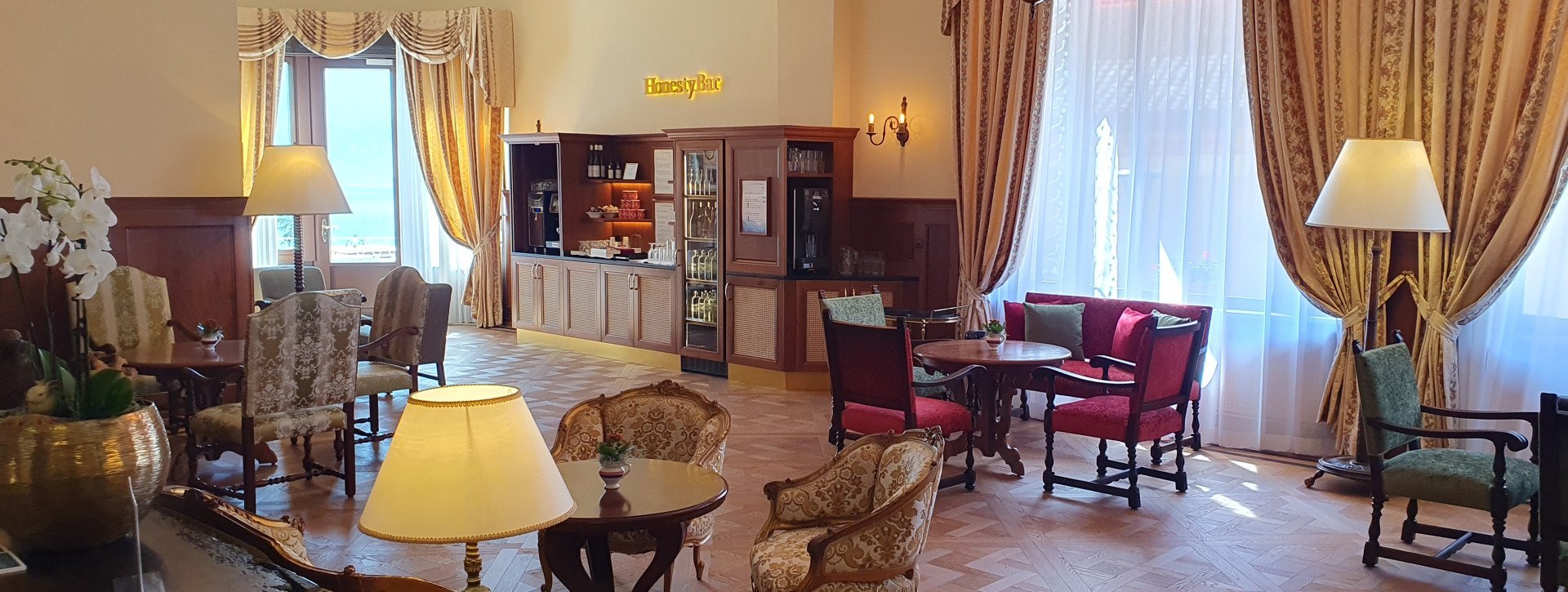 Salone dell'albergo rinnovato - International au Lac Historic Lakeside Hotel