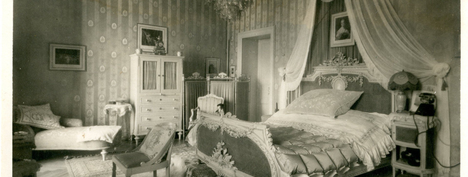 Historic picture of a room with canopy bed