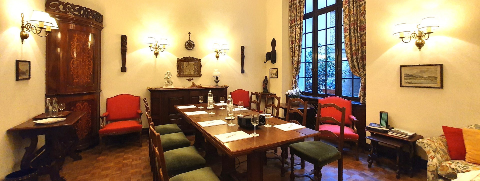 Salle de réunion "Taverna degli Angeli" pour des événements jusqu'à 8 personnes dans un style élégant et traditionnel au centre de Lugano