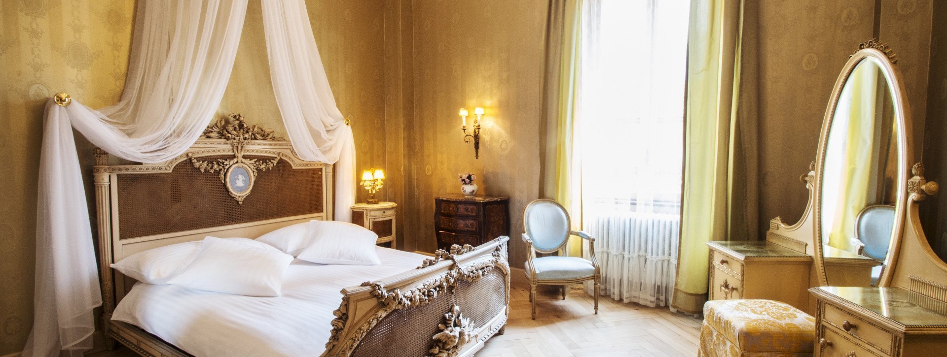 Extraordinary canopy-bed on parquet