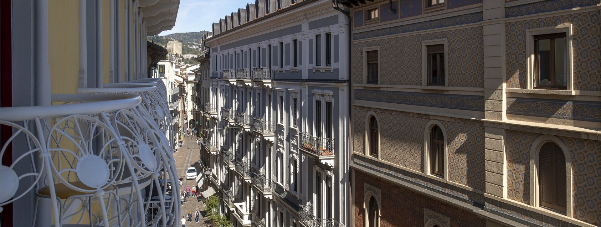 Vista sulla Via Nassa dal balcone delle camere doppie Chic